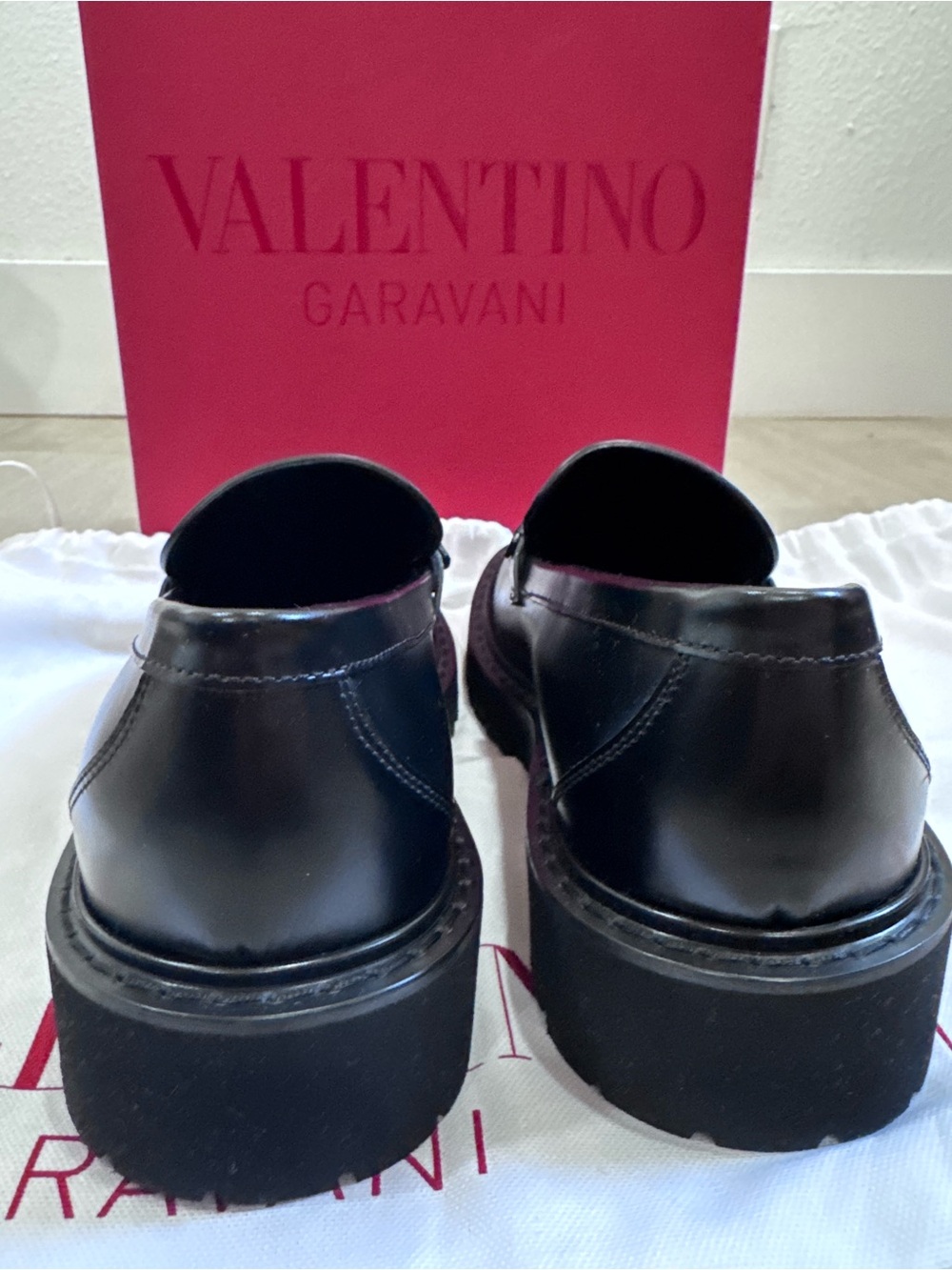 NEW VALENTINO GARAVANI
Leather VLogo Signature Loafers Sz: 38 - Picture 5 of 10